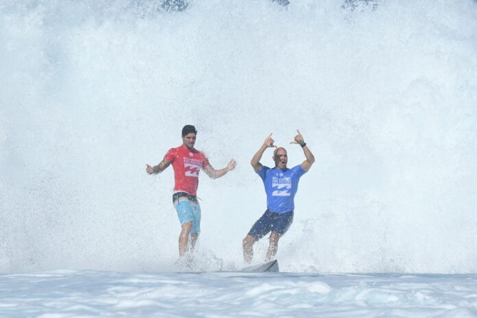 medina-faz-kelly-slater-provar-morango-do-amor:-“nao-consigo-mastigar”