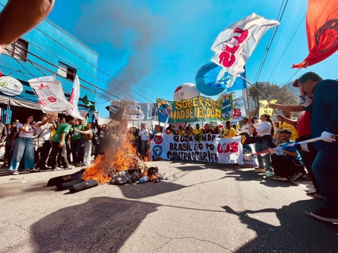 em-frente-ao-consulado-americano,-estudantes-protestam-contra-trump-em-sp