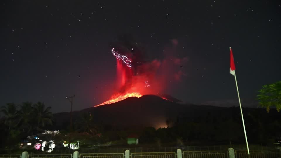 vulcao-em-erupcao-na-indonesia-lanca-cinzas-a-18-km-de-altura