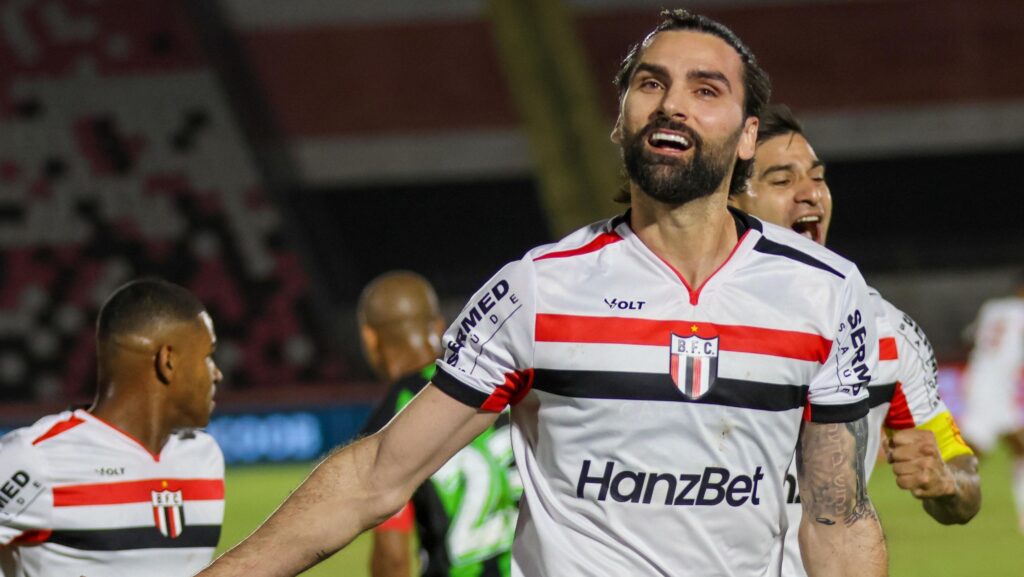 serie-b:-leo-gamalho-estreia-com-dois-gols-e-botafogo-sp-vence-o-america-mg