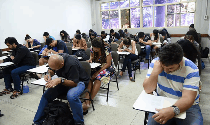 encceja-2025:-mais-de-700-mil-pessoas-fazem-exame-neste-domingo-(3)