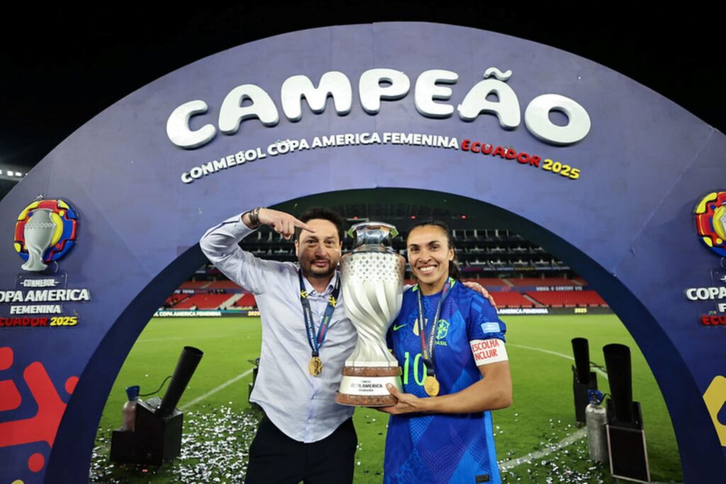 arthur-elias-exalta-marta-apos-titulo-da-selecao:-“iluminada,-rainha”