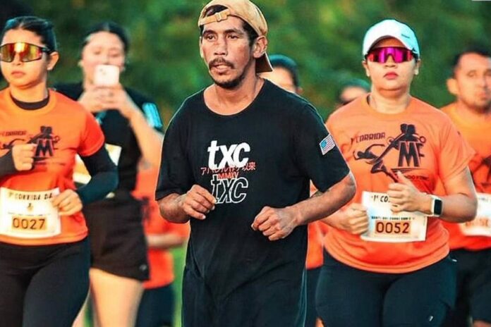 video:-de-chinelo-e-bebado,-corredor-faz-prova-de-8-km-e-ganha-medalha
