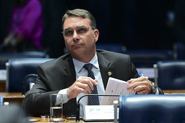 “qual-problema-de-fazer-saudacao-para-rede?”,-diz-flavio-sobre-post-apagado