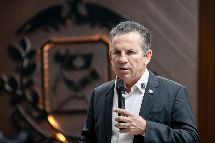 governador-de-mt-sofre-queda,-fratura-costelas-e-e-internado-em-cuiaba