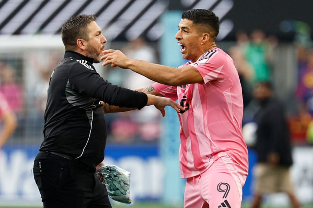video:-suarez-cospe-em-auxiliar-tecnico-apos-derrota-do-inter-miami