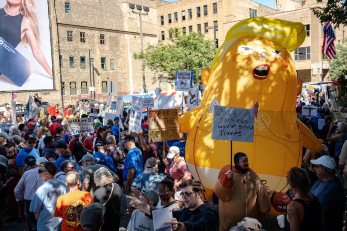 manifestantes-protestam-contra-operacao-de-trump-em-chicago