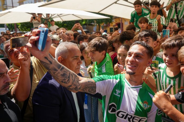 video:-antony-e-recebido-por-multidao-de-torcedores-do-real-betis