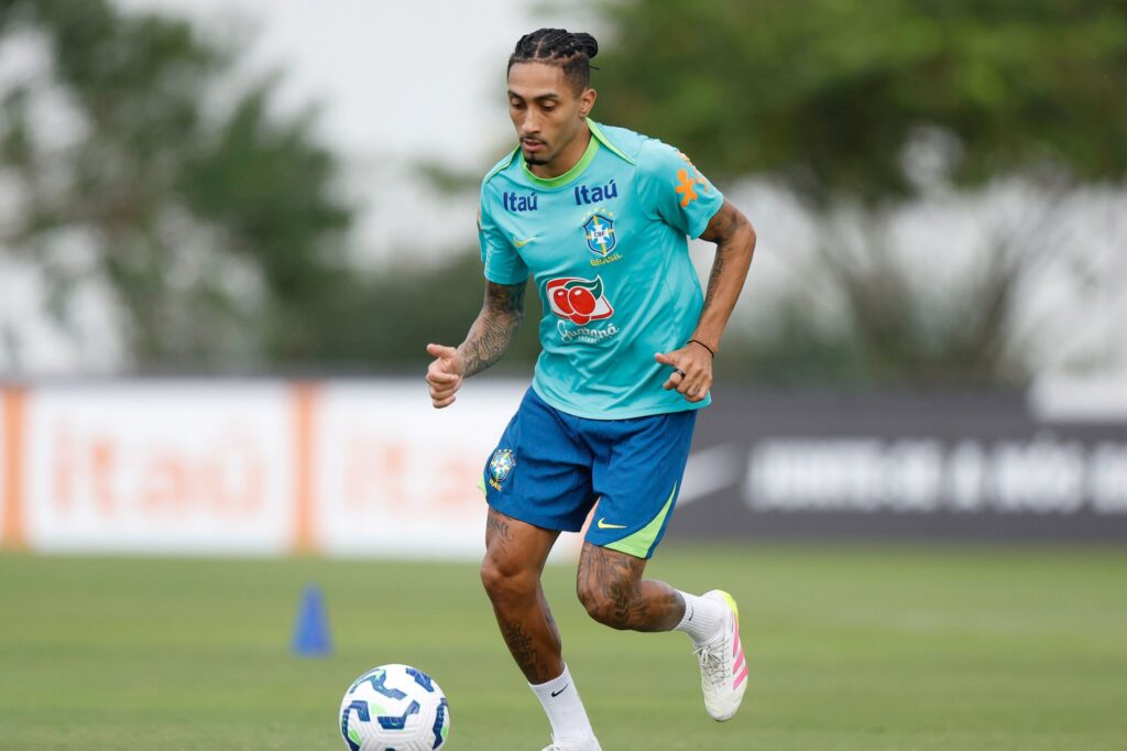 raphinha-se-apresenta-na-granja-comary-e-completa-delegacao-da-selecao