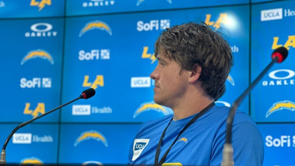 qb-dos-chargers-analisa-gramado-da-arena:-“teremos-que-nos-acostumar”