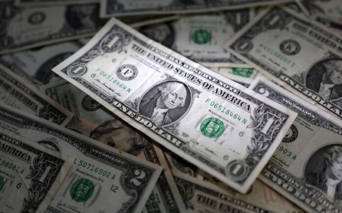 dolar-opera-em-leve-alta-com-investidores-a-espera-de-dados-dos-eua