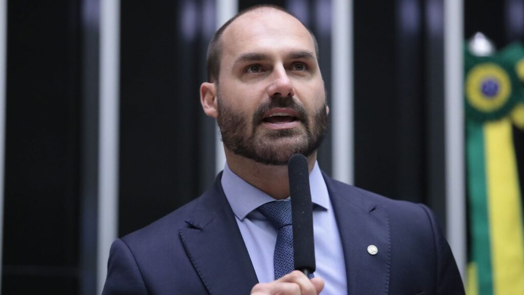 apos-pedir-para-atuar-dos-eua,-eduardo-falta-a-sessoes-virtuais-da-camara