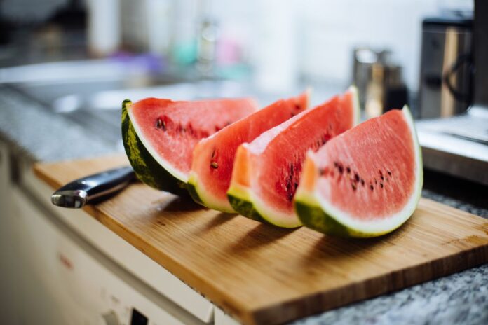 melancia:-veja-4-beneficios-para-a-saude-de-incluir-a-fruta-na-dieta