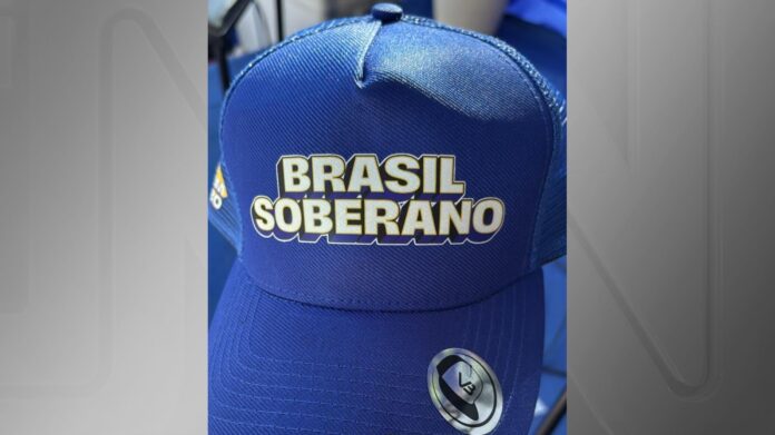 governo-distribui-bones-com-lema-“brasil-soberano”-em-desfile-em-brasilia