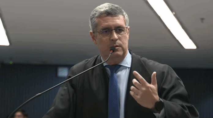 seria-“audacioso”-fazer-previsao-sobre-divergencia,-diz-advogado-de-ramagem