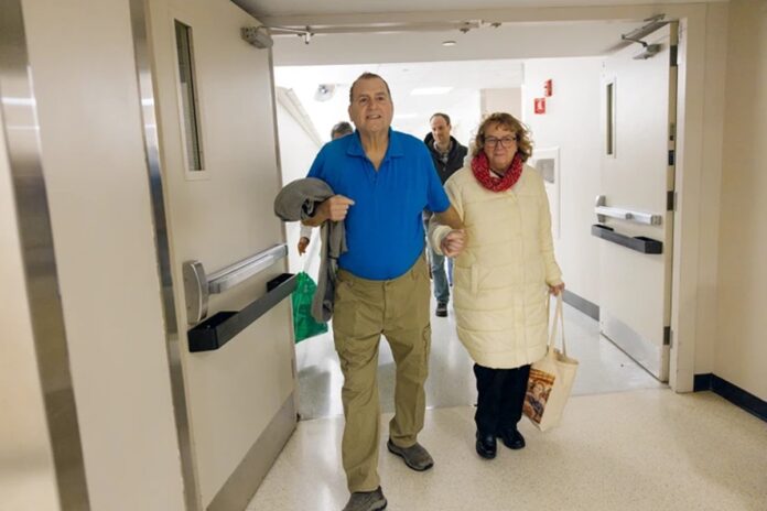 inedito!-homem-continua-vivo-7-meses-apos-transplante-de-rim-de-porco