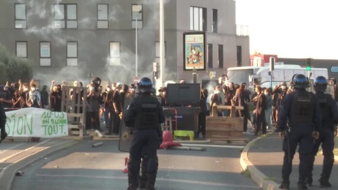 franca-enfrenta-onda-de-protestos-em-meio-a-crise-politica;-entenda