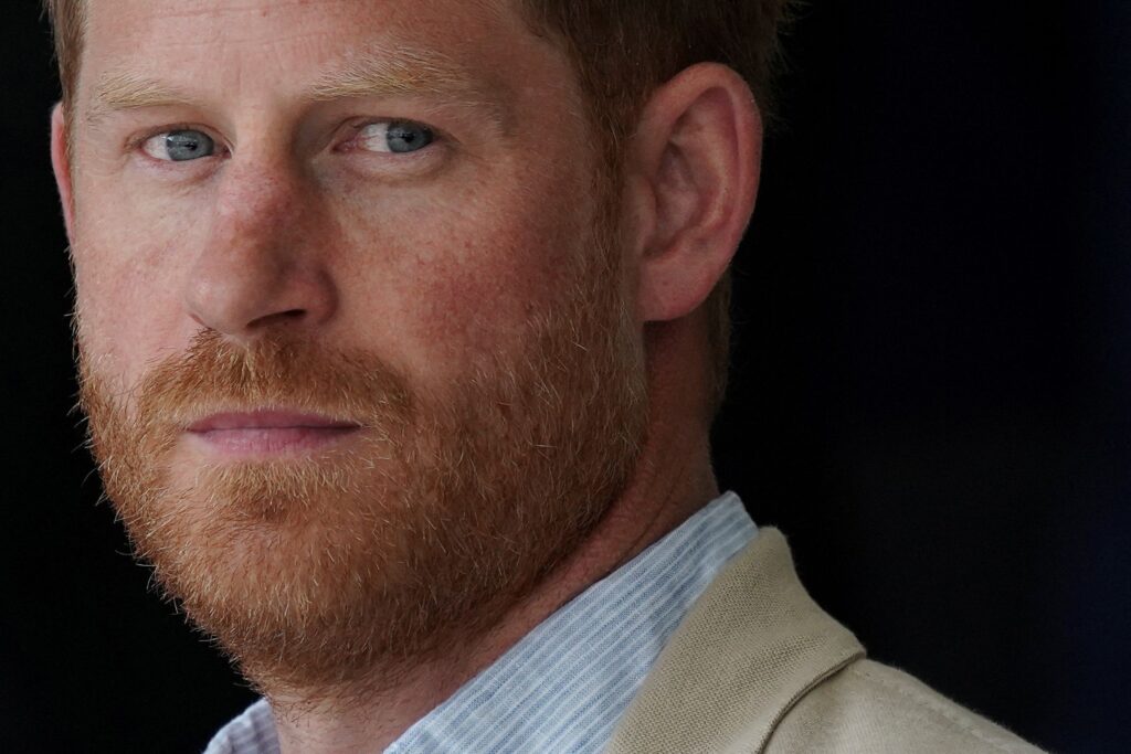 principe-harry-e-visto-chegando-a-residencia-do-rei-charles-iii-em-londres