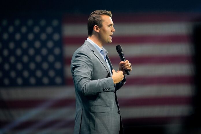 analise:-como-charlie-kirk-mudou-a-midia-conservadora-e-a-politica-dos-eua