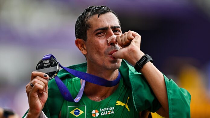 caio-bonfim-faz-historia-e-conquista-a-prata-no-mundial-de-atletismo