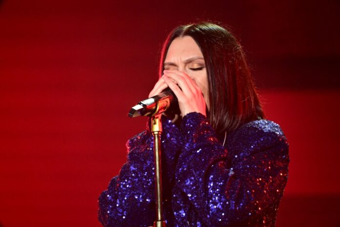 jessie-j-se-emociona-ao-falar-de-cancer-no-the-town-e-canta-musica-inedita