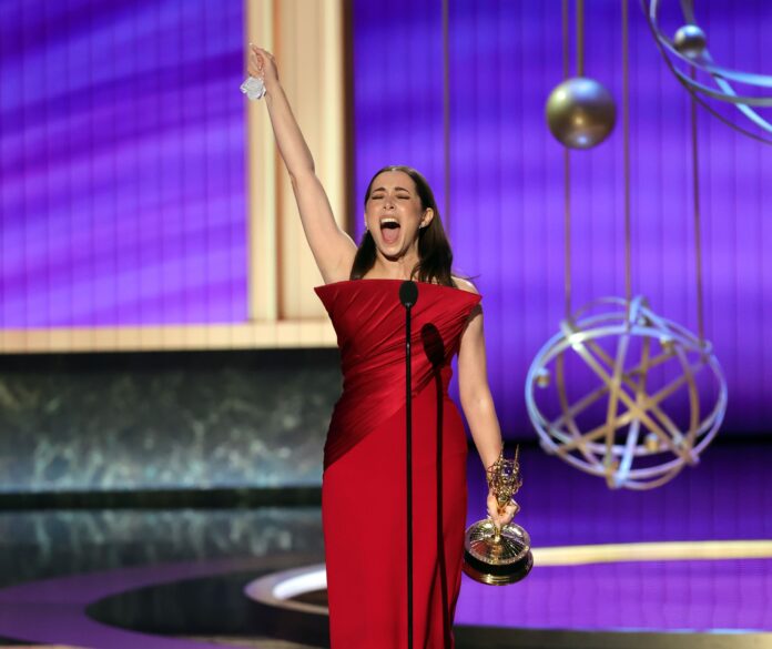 emmy-2025:-atriz-de-“pinguim”-fica-euforica-em-discurso-de-vitoria;-veja