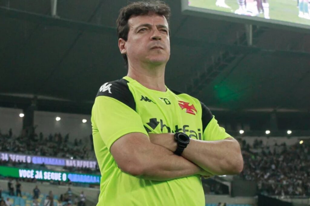 video:-fernando-diniz-derruba-celular-de-torcedor-antes-de-jogo