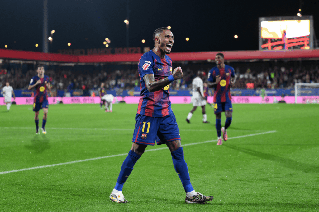 la-liga:-raphinha-marca,-barcelona-goleia-e-segue-na-vice-lideranca