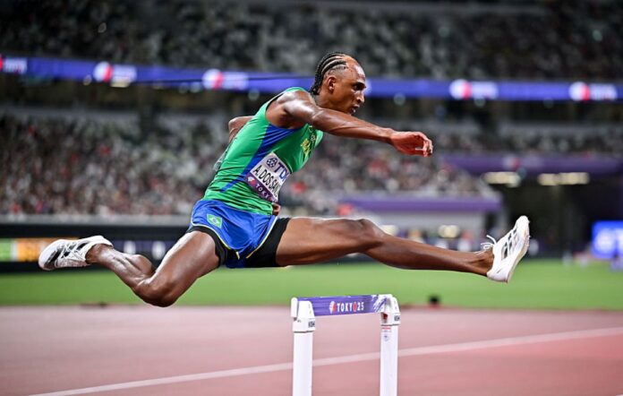 alison-dos-santos-confirma-vaga-na-semifinal-do-mundial-de-atletismo
