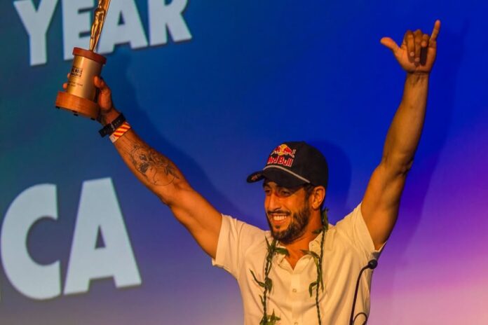 lucas-chumbo-e-eleito-o-surfista-do-ano-em-ondas-gigantes
