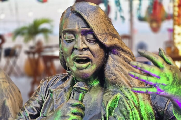 preta-gil-ganha-escultura-ao-lado-de-gilberto-gil-no-rio;-veja-fotos
