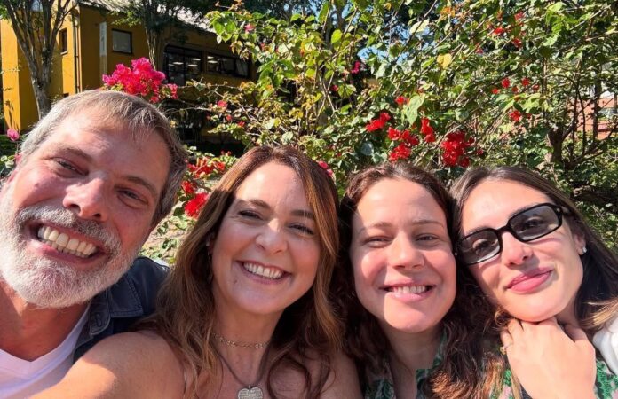 claudia-abreu-posa-com-colegas-de-“cheias-de-charme”-em-reencontro-na-globo