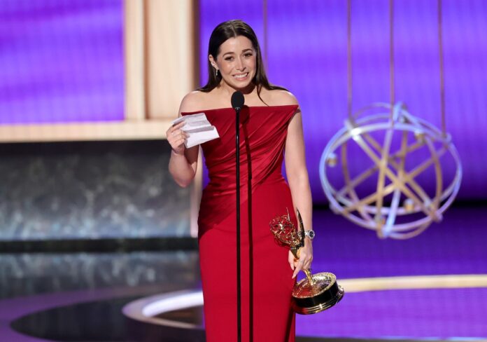 video:-atriz-vencedora-do-emmy-leva-tombo-e-deixa-trofeu-cair