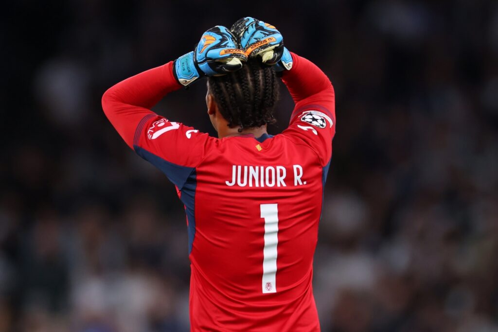 video:-goleiro-brasileiro-leva-frango-na-estreia-da-champions-league