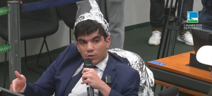 audiencia-sobre-ovnis-em-brasilia-tem-homem-“embrulhado-em-aluminio”