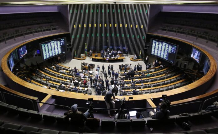 pec-da-blindagem:-quase-todo-pl-vota-a-favor;-pt-tem-10-deputados