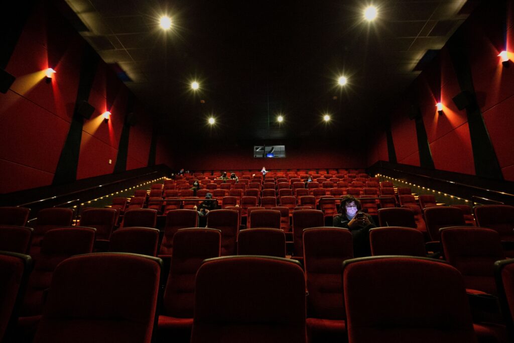 cinemas-apostam-em-sessoes-de-luxo-com-telas-enormes-para-atrair-fas