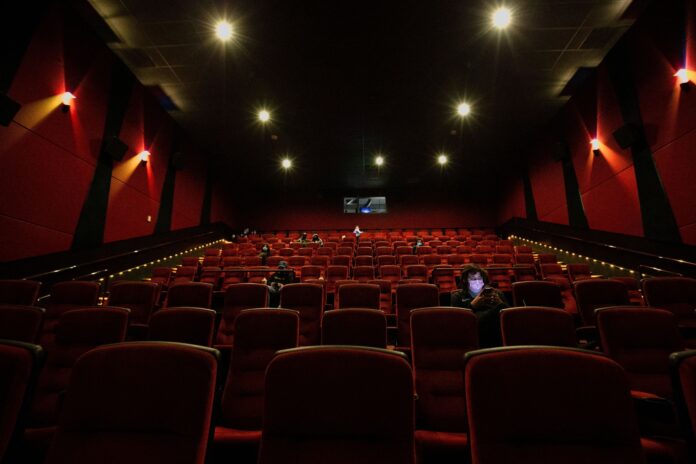 cinemas-apostam-em-sessoes-de-luxo-com-telas-enormes-para-atrair-fas