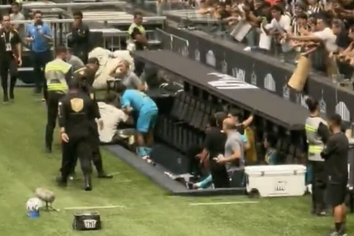 torcedor-do-galo-e-suspenso-apos-tirar-foto-com-neymar.-entenda