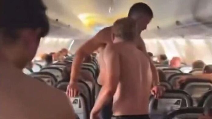 jogadores-do-monaco-enfrentam-calor-extremo-e-ficam-de-cueca-em-aviao