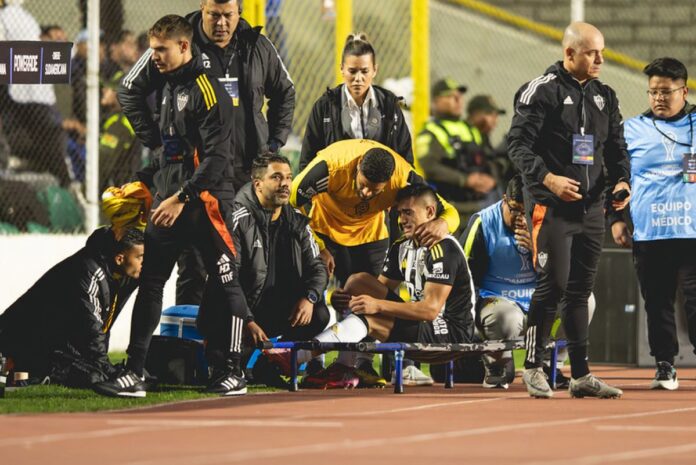 video:-atacante-do-galo-sofre-torcao-impressionante-pela-sul-americana
