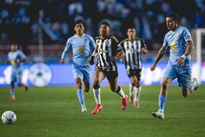 em-jogo-de-quatro-gols,-galo-e-bolivar-empatam-pela-sul-americana