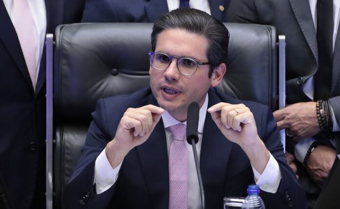 “o-pais-precisa-andar”,-diz-hugo-apos-urgencia-de-anistia-ser-aprovada