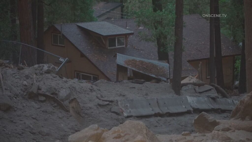 deslizamentos-de-terra-inundam-casas-e-carros-na-california