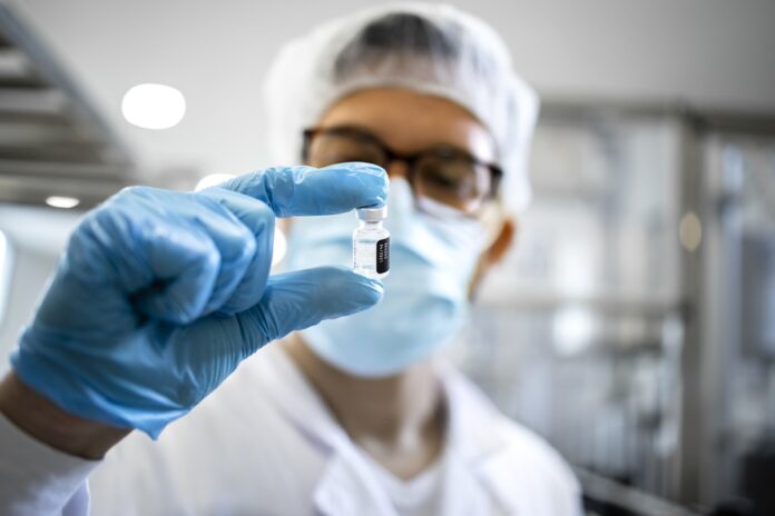 comite-dos-eua-restringe-vacinas-contra-covid-e-outras.-medicos-reagem