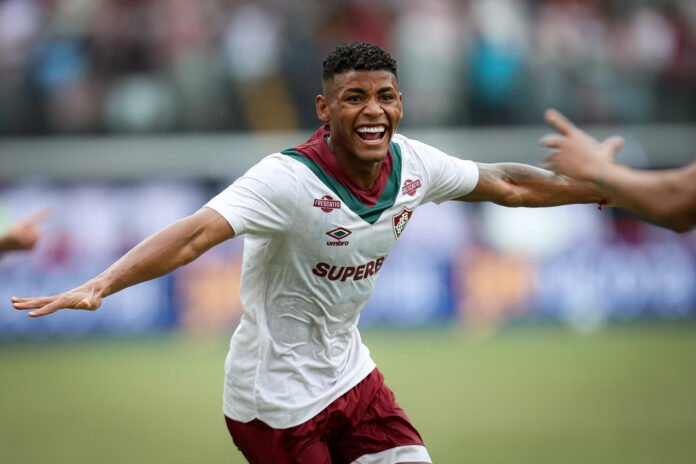 em-jogo-com-duas-expulsoes,-fluminense-vence-vitoria-fora-de-casa