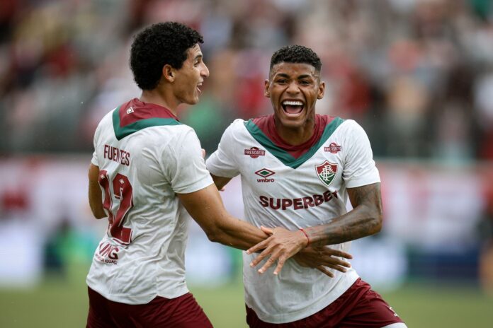 fluminense-bate-o-vitoria-e-volta-a-vencer-no-brasileirao-apos-um-mes