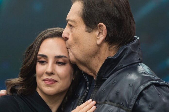 de-cadeira-de-rodas,-faustao-leva-a-filha-ao-altar.-veja-momento