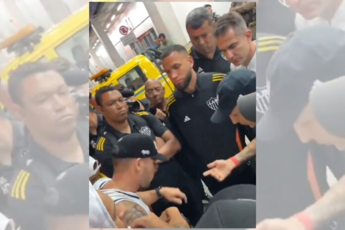 torcida-do-atletico-mg-cobra-jogadores-em-aeroporto-apos-derrota
