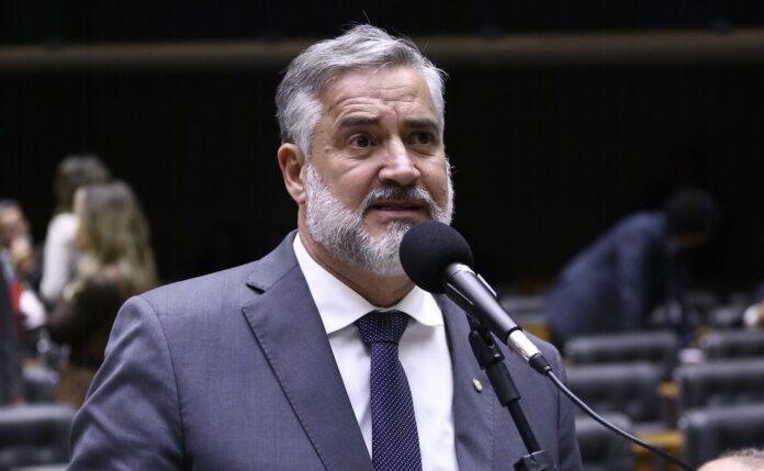 em-ato-contra-anistia,-pimenta-diz-que-brasil-resiste-a-ataques-de-trump